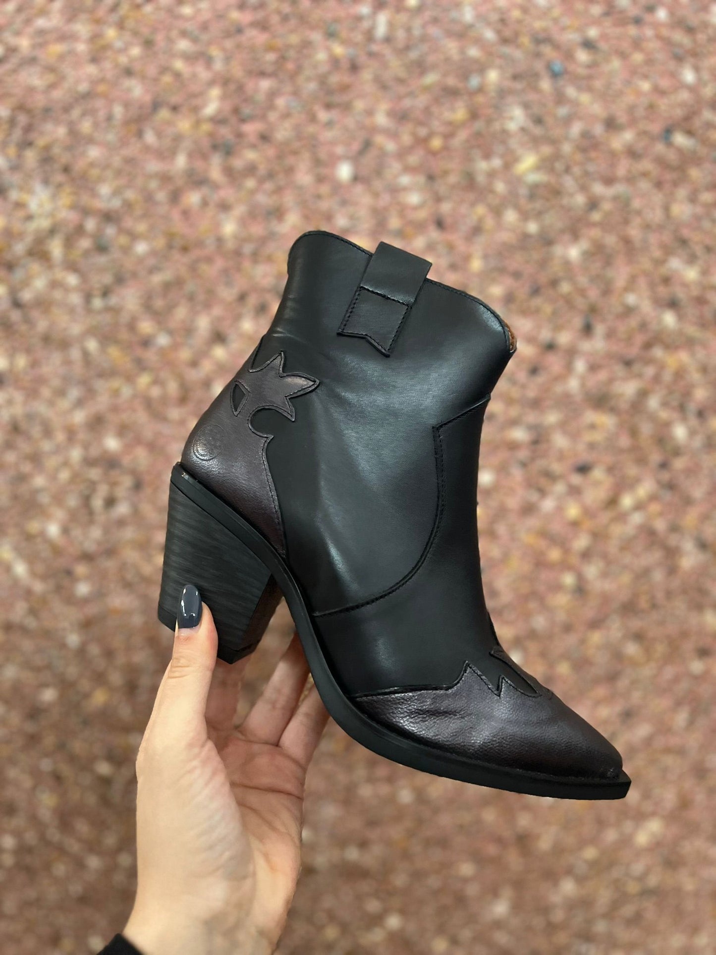 Botas em Pele pretas com Apontamentos Metalizados