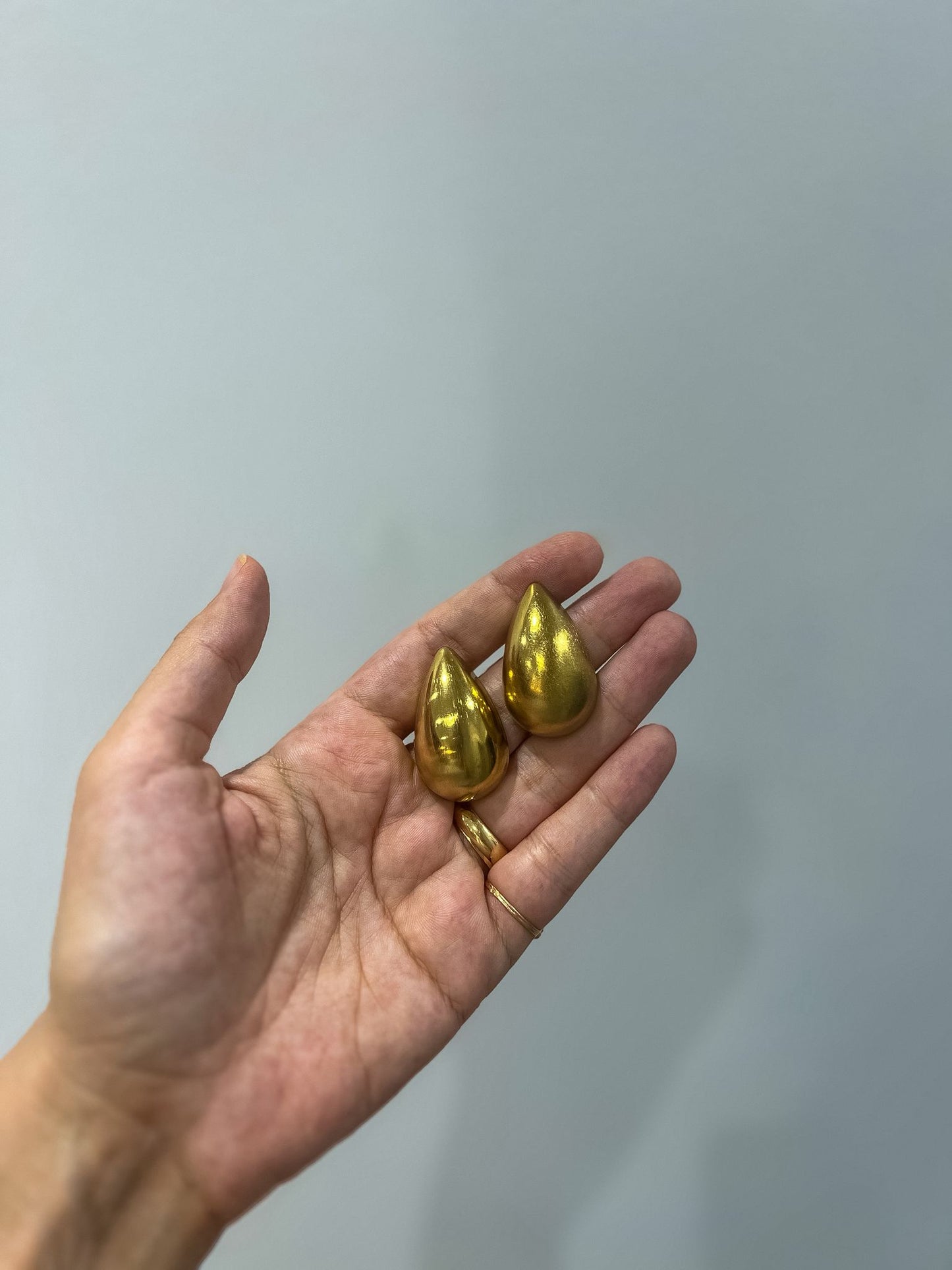 Brincos Gota Alongada Dourados