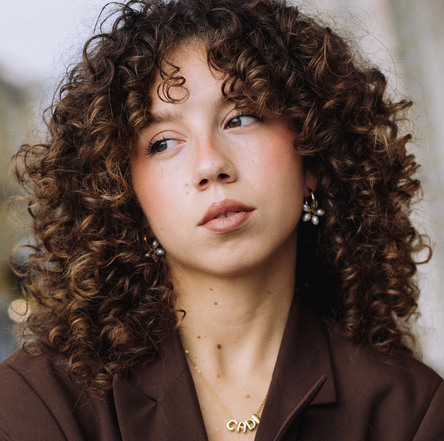 Brincos argolas com flor