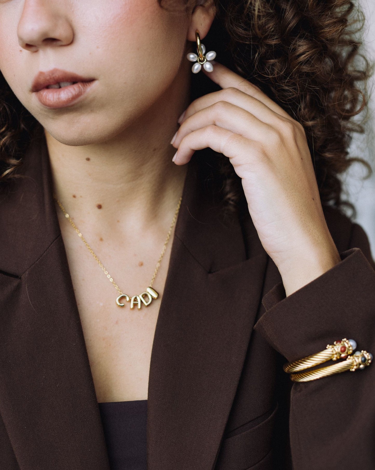 Brincos argolas com flor