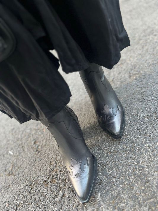 Botas em Pele pretas com Apontamentos Metalizados