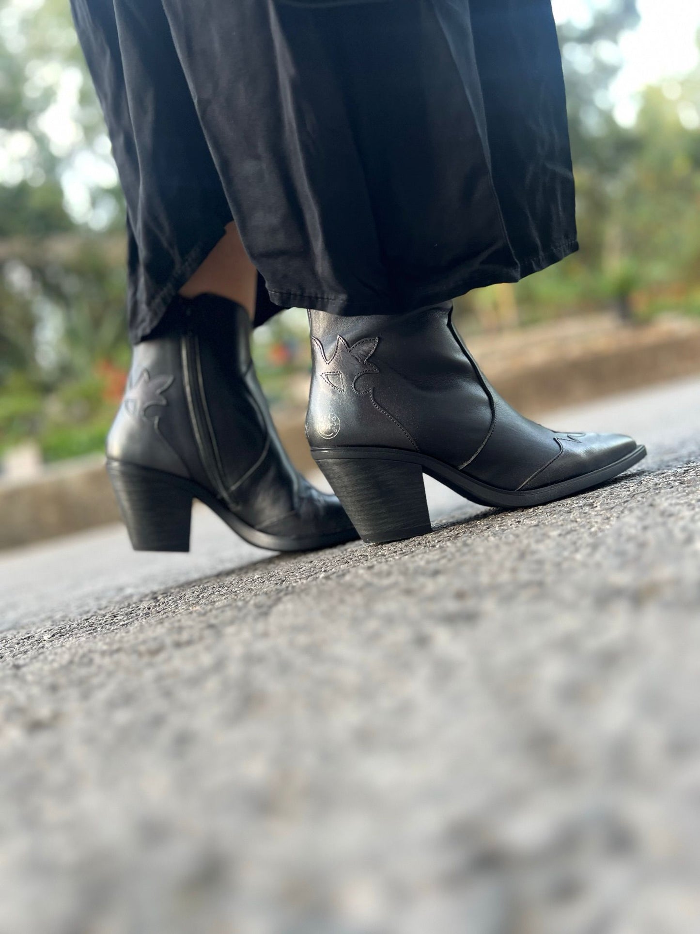 Botas em Pele pretas com Apontamentos Metalizados