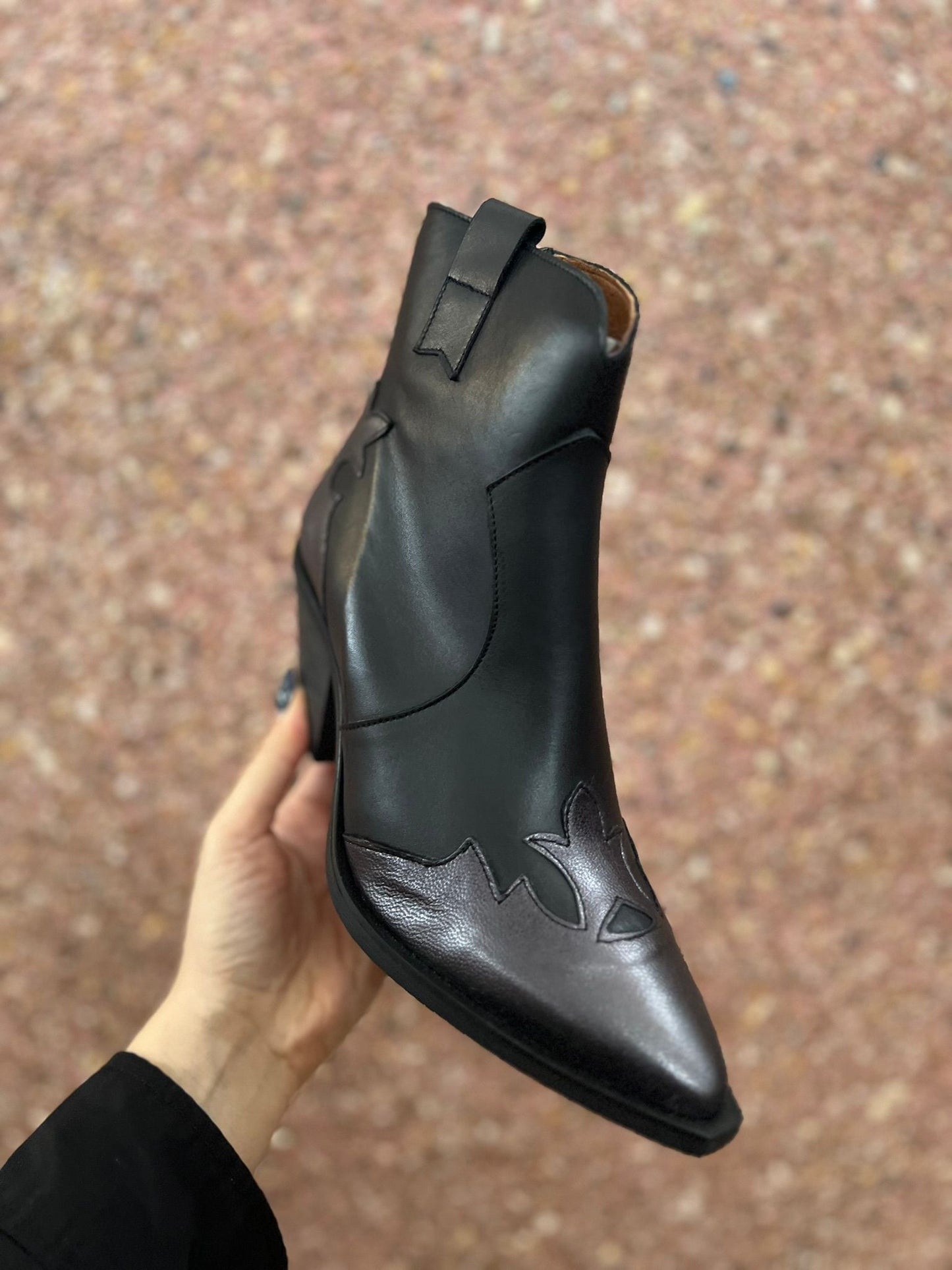 Botas em Pele pretas com Apontamentos Metalizados